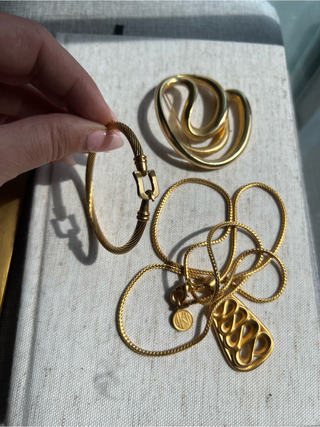 Elegant Gold-Tone Women's Jewelry Bundle - Necklace, Bracelet & Brooch